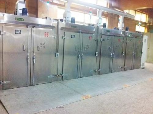 El horno utilizado en el proceso de sumersión y secado de bobinas de transformadores de curado en la producción de la industria de transformadores